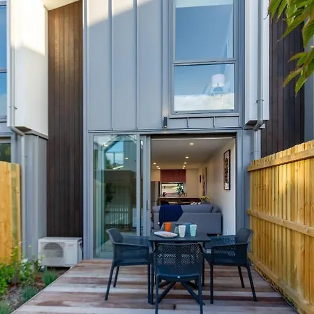 City Lights Retreat With Carpark 2 Bed 2 Bath